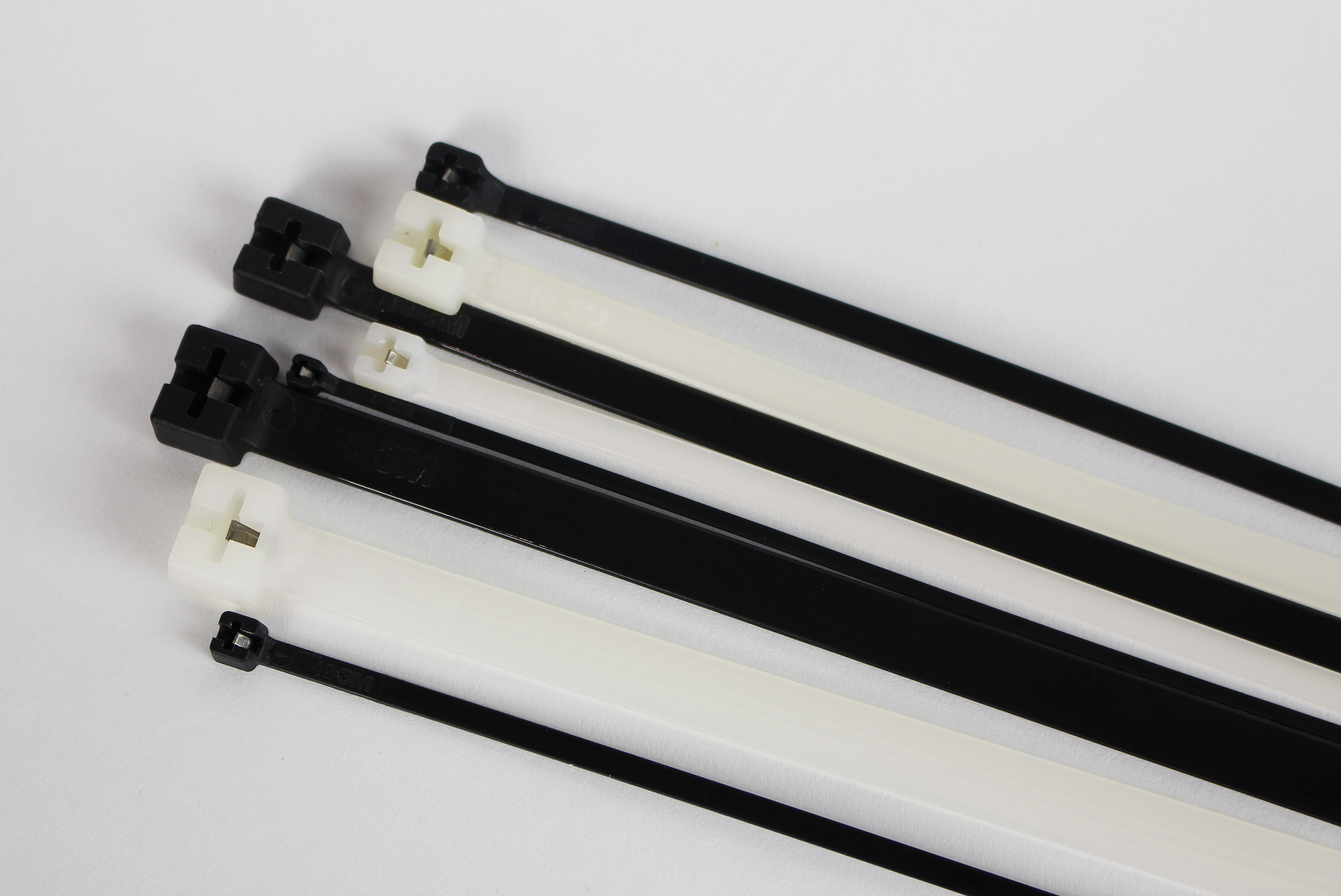 Attaches pour câbles cannelées en acier 3M(MC)